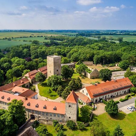 Hotel Burg Wanzleben エクステリア 写真